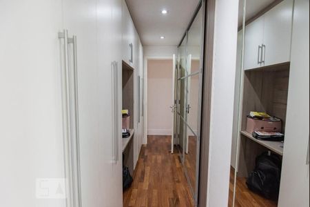 Apartamento à venda com 215m², 4 quartos e 4 vagas Apartamento à venda com 215m², 4 quartos e 4 vagasCloset