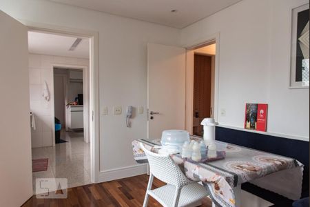 Apartamento à venda com 215m², 4 quartos e 4 vagas Apartamento à venda com 215m², 4 quartos e 4 vagasSala de almoço