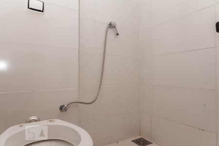 Banheiro de apartamento para alugar com 2 quartos, 54m² em Presidente Roosevelt, Uberlândia