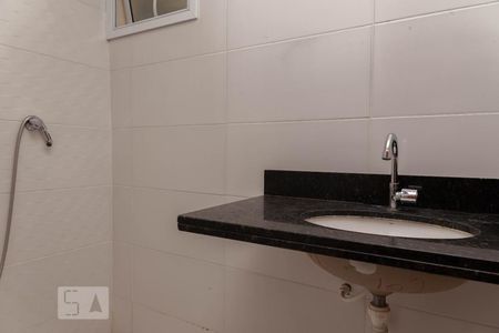 Banheiro de apartamento para alugar com 2 quartos, 54m² em Presidente Roosevelt, Uberlândia
