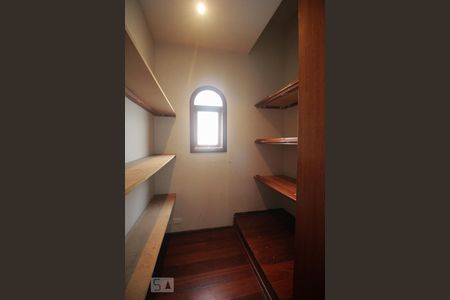 Casa de condomínio à venda com 450m², 6 quartos e 5 vagasRoupeiro