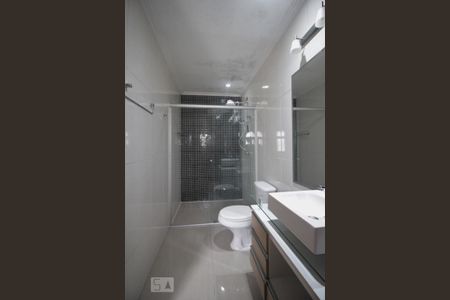 Casa de condomínio à venda com 450m², 6 quartos e 5 vagasBanheiro da suíte 3