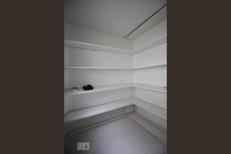 Casa de condomínio à venda com 450m², 6 quartos e 5 vagasDespensa