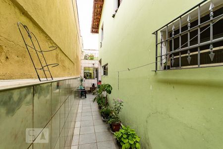 Casa à venda com 170m², 3 quartos e 2 vagasCorredor externo 