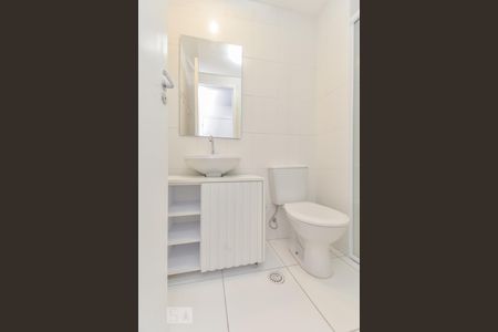 Banheiro de kitnet/studio para alugar com 1 quarto, 26m² em Centro, São Paulo