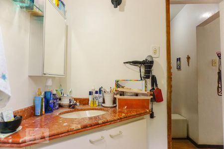 Casa de condomínio à venda com 366m², 5 quartos e 4 vagas Casa de condomínio à venda com 366m², 5 quartos e 4 vagasBanheiro da Suíte