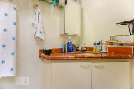 Casa de condomínio à venda com 366m², 5 quartos e 4 vagas Casa de condomínio à venda com 366m², 5 quartos e 4 vagasBanheiro da Suíte