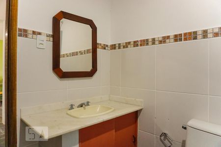 Casa de condomínio à venda com 366m², 5 quartos e 4 vagas Casa de condomínio à venda com 366m², 5 quartos e 4 vagasBanheiro Social 2