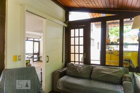 Casa de condomínio à venda com 366m², 5 quartos e 4 vagas Casa de condomínio à venda com 366m², 5 quartos e 4 vagasSala de TV