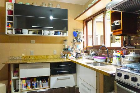 Casa de condomínio à venda com 366m², 5 quartos e 4 vagas Casa de condomínio à venda com 366m², 5 quartos e 4 vagasCozinha