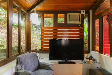 Casa de condomínio à venda com 366m², 5 quartos e 4 vagas Casa de condomínio à venda com 366m², 5 quartos e 4 vagasSala de TV