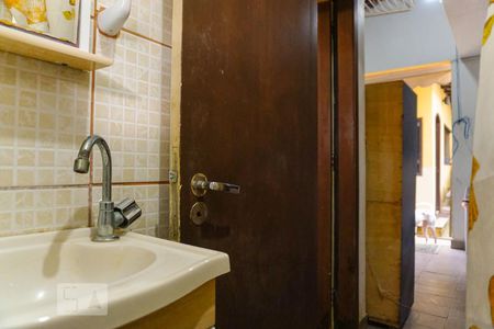 Casa de condomínio à venda com 366m², 5 quartos e 4 vagas Casa de condomínio à venda com 366m², 5 quartos e 4 vagasBanheiro de Serviço