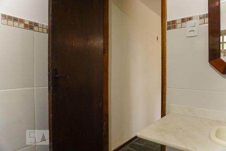 Casa de condomínio à venda com 366m², 5 quartos e 4 vagas Casa de condomínio à venda com 366m², 5 quartos e 4 vagasBanheiro Social 2