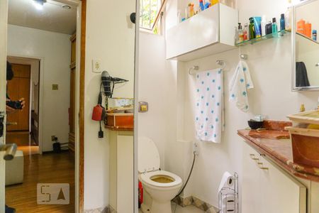 Casa de condomínio à venda com 366m², 5 quartos e 4 vagas Casa de condomínio à venda com 366m², 5 quartos e 4 vagasBanheiro da Suíte