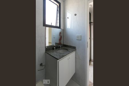 Apartamento para alugar com 198m², 3 quartos e 3 vagas Apartamento para alugar com 198m², 3 quartos e 3 vagasBanheiro da Suíte 1