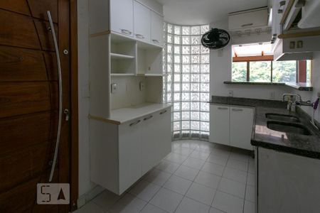 Apartamento para alugar com 198m², 3 quartos e 3 vagas Apartamento para alugar com 198m², 3 quartos e 3 vagasCozinha