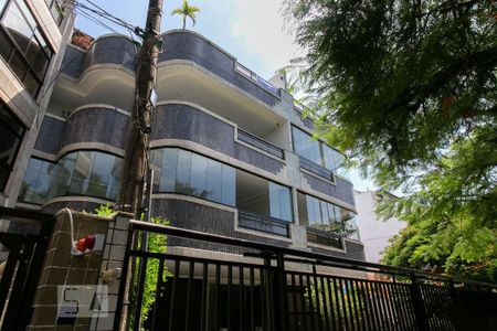 Apartamento para alugar com 198m², 3 quartos e 3 vagas Apartamento para alugar com 198m², 3 quartos e 3 vagasFachada