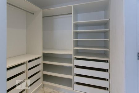 Apartamento para alugar com 198m², 3 quartos e 3 vagas Apartamento para alugar com 198m², 3 quartos e 3 vagasSuíte 2 - Closet