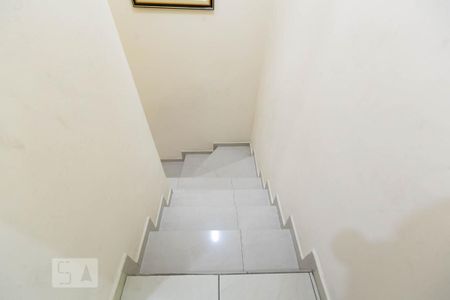 Casa à venda com 138m², 3 quartos e 2 vagas Casa à venda com 138m², 3 quartos e 2 vagasEscada
