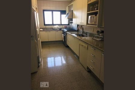 Apartamento à venda com 440m², 4 quartos e 5 vagas Apartamento à venda com 440m², 4 quartos e 5 vagasCozinha