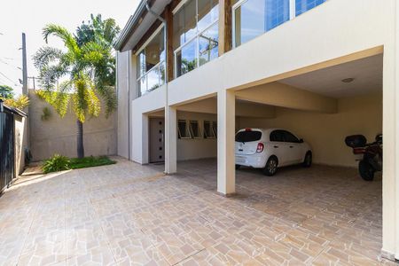 Casa à venda com 340m², 4 quartos e 6 vagas Casa à venda com 340m², 4 quartos e 6 vagasVagas de garagem