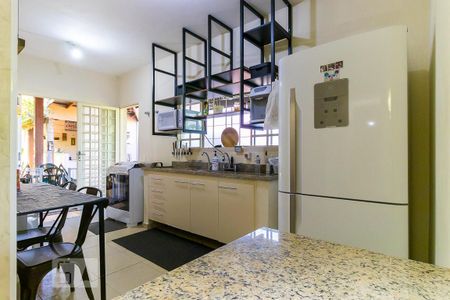 Casa à venda com 340m², 4 quartos e 6 vagas Casa à venda com 340m², 4 quartos e 6 vagasCozinha