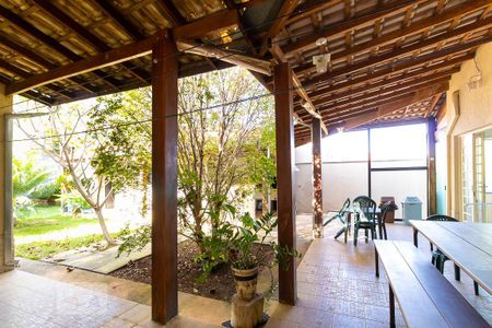 Casa à venda com 340m², 4 quartos e 6 vagas Casa à venda com 340m², 4 quartos e 6 vagasVista do quarto 2