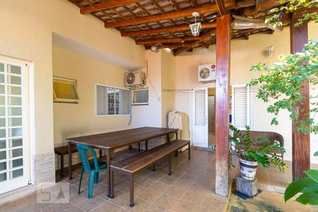 Casa à venda com 340m², 4 quartos e 6 vagas Casa à venda com 340m², 4 quartos e 6 vagasQuintal - Varanda