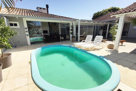 Casa à venda com 160m², 2 quartos e 2 vagas Casa à venda com 160m², 2 quartos e 2 vagasPiscina