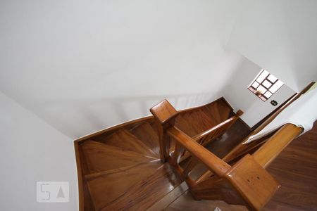 Casa de condomínio à venda com 300m², 3 quartos e 3 vagasEscada