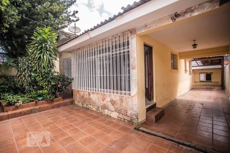 Casa à venda com 150m², 5 quartos e 4 vagas Casa à venda com 150m², 5 quartos e 4 vagasGaragem