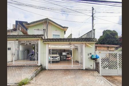 Casa à venda com 175m², 3 quartos e 4 vagas Casa à venda com 175m², 3 quartos e 4 vagasFachada