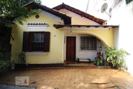 Casa à venda com 236m², 5 quartos e 2 vagasFachada