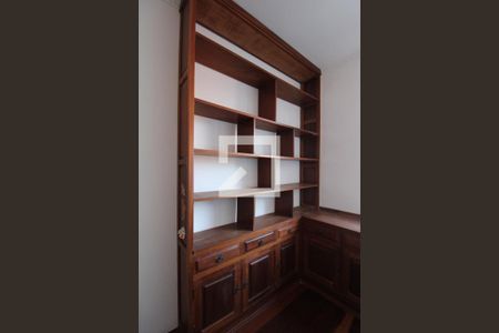 Casa à venda com 323m², 3 quartos e 4 vagasEscritório 2