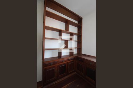 Casa à venda com 323m², 3 quartos e 4 vagasEscritório 1