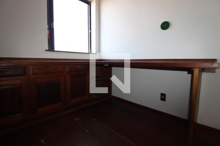 Casa à venda com 323m², 3 quartos e 4 vagasEscritório 1