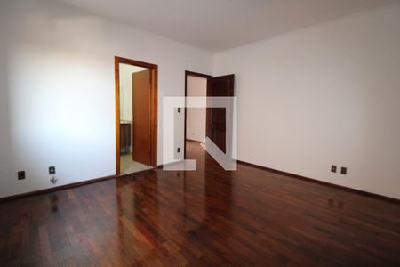 Casa à venda com 323m², 3 quartos e 4 vagasQuarto 2 (suíte)