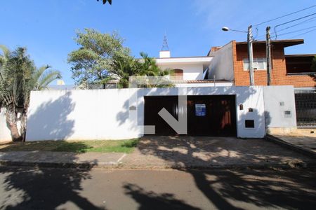 Casa à venda com 323m², 3 quartos e 4 vagasFachada