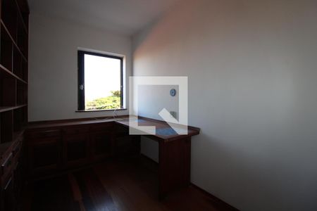 Casa à venda com 323m², 3 quartos e 4 vagasEscritório 2