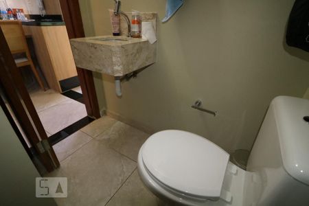 Casa de condomínio à venda com 107m², 2 quartos e 4 vagasLavabo