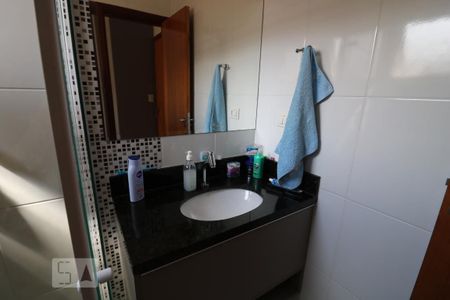 Casa de condomínio à venda com 107m², 2 quartos e 4 vagasBanheiro