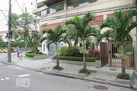 Apartamento à venda com 80m², 2 quartos e 1 vagaFachada e portaria