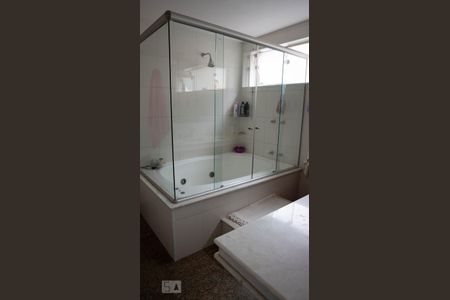 Casa à venda com 280m², 3 quartos e 6 vagasBanheiro da Suíte 1