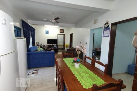 Casa à venda com 287m², 5 quartos e 2 vagas Casa à venda com 287m², 5 quartos e 2 vagasCozinha