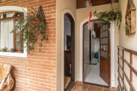 Casa à venda com 361m², 6 quartos e 4 vagas Casa à venda com 361m², 6 quartos e 4 vagasEdícula - Entrada