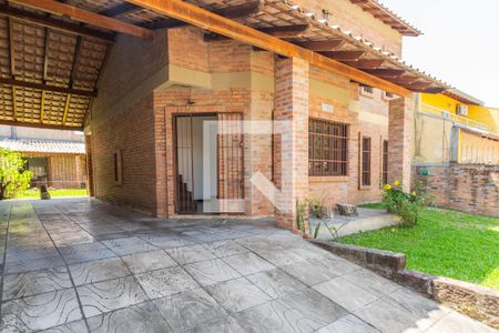 Casa à venda com 267m², 4 quartos e 4 vagas Casa à venda com 267m², 4 quartos e 4 vagasFachada