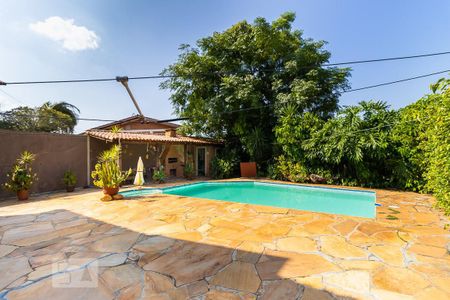 Casa à venda com 465m², 5 quartos e 5 vagas Casa à venda com 465m², 5 quartos e 5 vagasQuintal