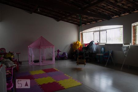Casa à venda com 180m², 3 quartos e 2 vagassala de brinquedo