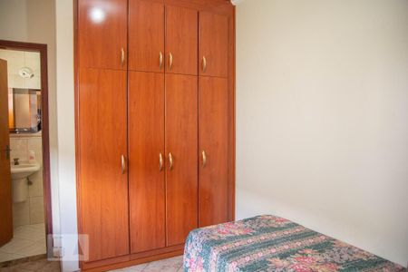 Casa à venda com 562m², 5 quartos e 4 vagasQuarto de Serviço