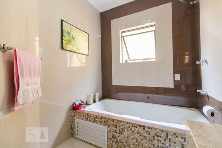 Casa à venda com 292m², 4 quartos e 3 vagas Casa à venda com 292m², 4 quartos e 3 vagasBanheiro de quarto 1